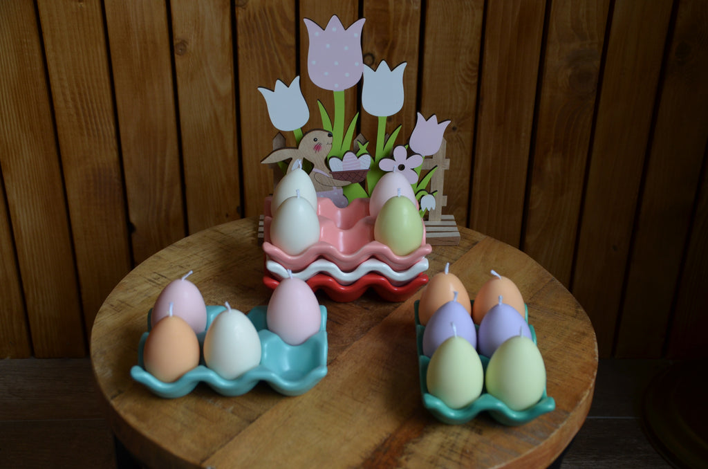 keramische eierschaal met eierkaarsen