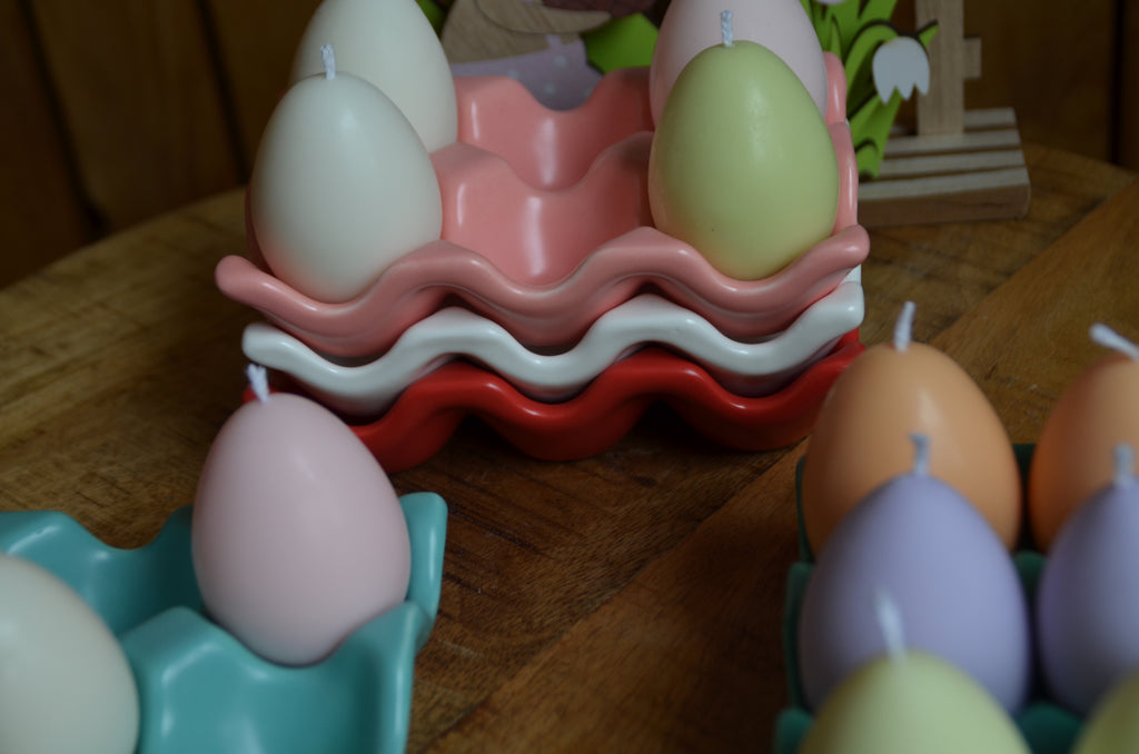 keramische eierschaal met eierkaarsen