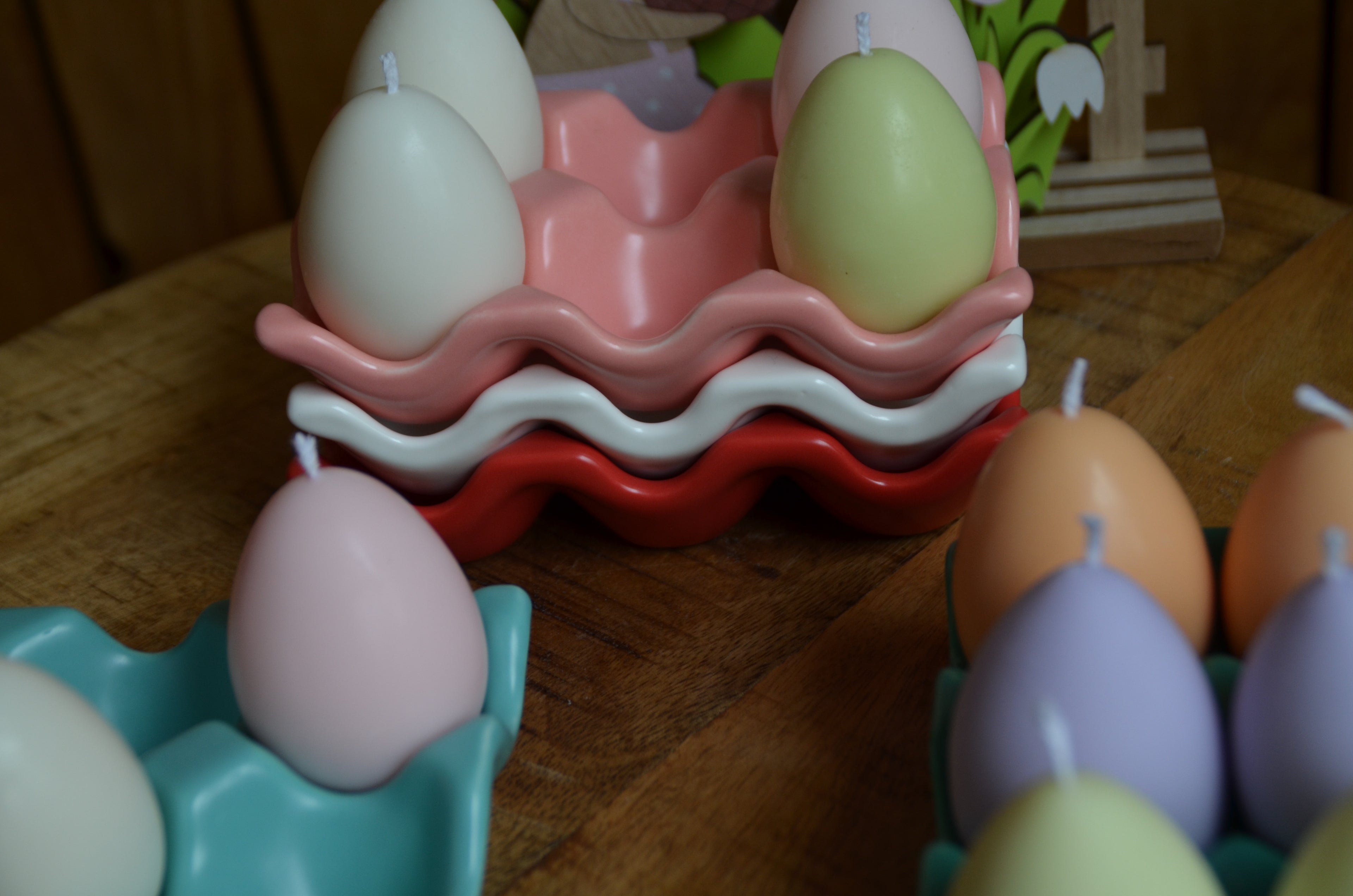 keramische eierschaal met eierkaarsen